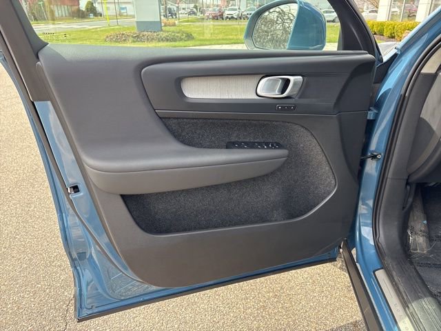 Used 2025 Volvo XC40 B5 Core image 17
