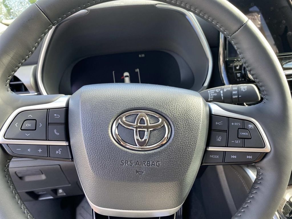 New 2026 Toyota Highlander Platinum AWD/4WD image 13