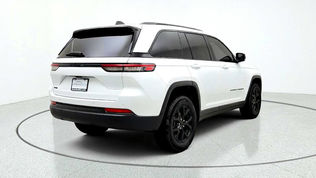 Used 2025 Jeep Grand Cherokee Altitude AWD/4WD image 5