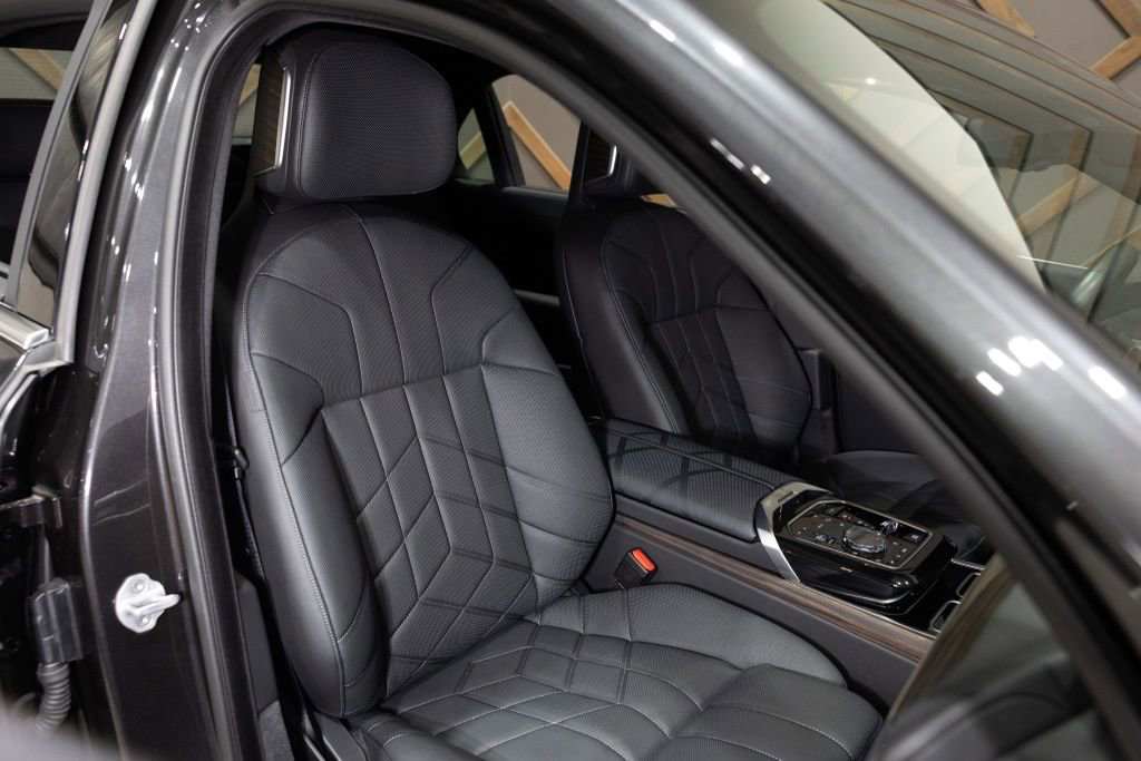 Used 2025 BMW i7 xDrive60 image 33