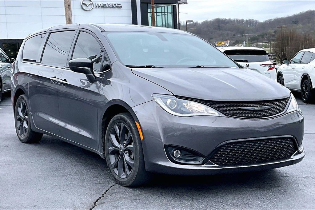 Used 2020 Chrysler Pacifica Touring w/ S Appearance Package image 2
