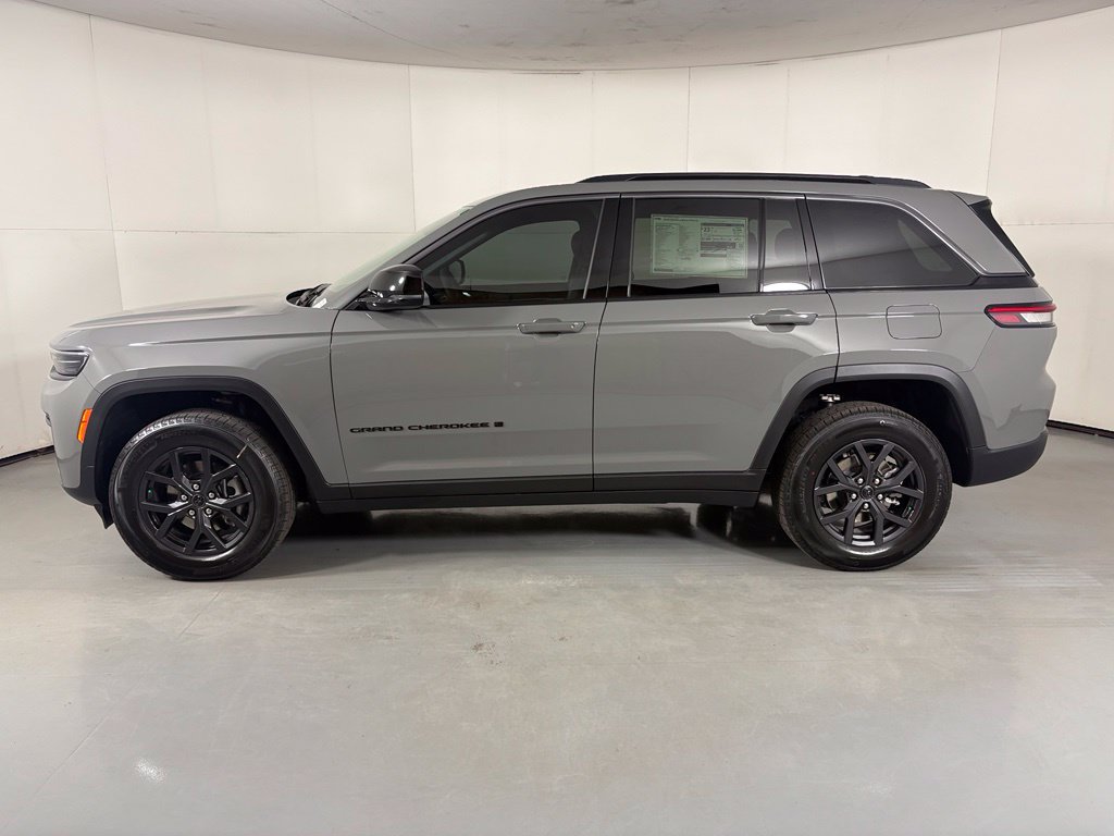 New 2027 Jeep Grand Cherokee Altitude RWD image 5
