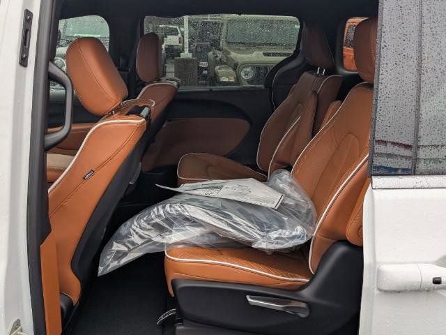New 2026 Chrysler Pacifica Pinnacle image 11