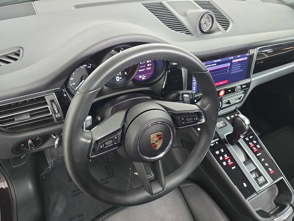 Certified 2025 Porsche Macan image 4