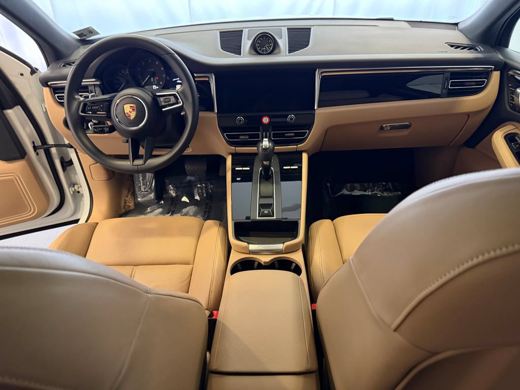 Certified 2023 Porsche Macan AWD/4WD image 16