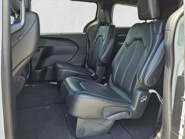 Used 2025 Chrysler Pacifica Select FWD image 17