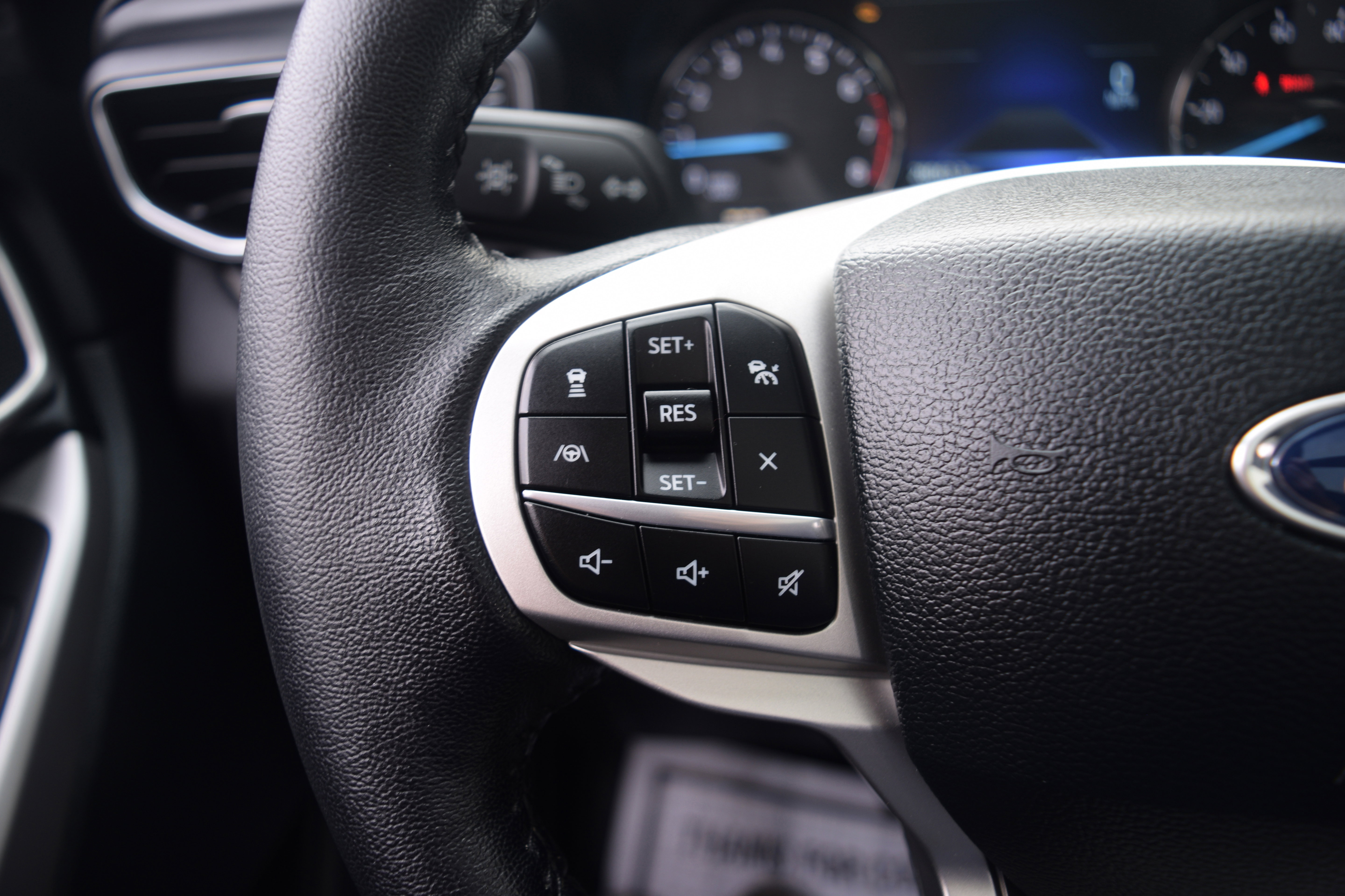 Used 2023 Ford Explorer XLT w/ Equipment Group 202A image 6