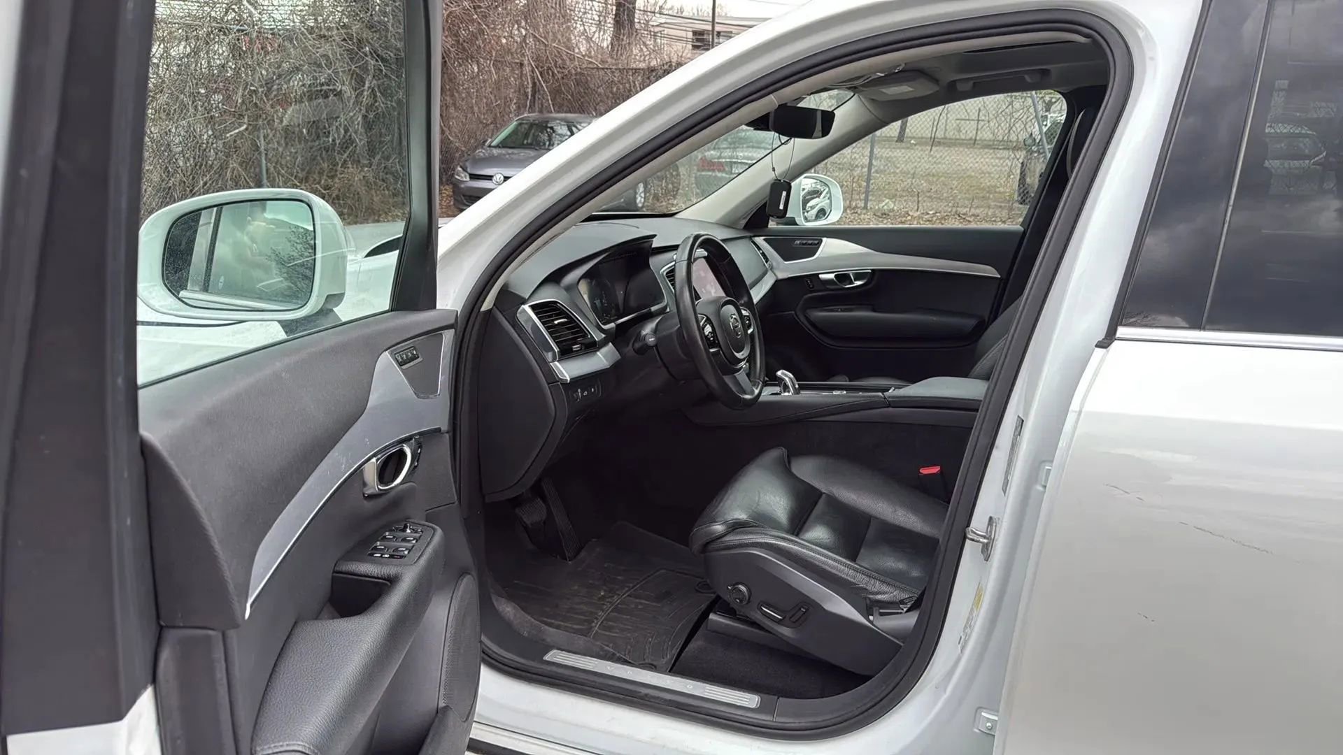 Used 2016 Volvo XC90 T8 Momentum w/ Vision Package image 22