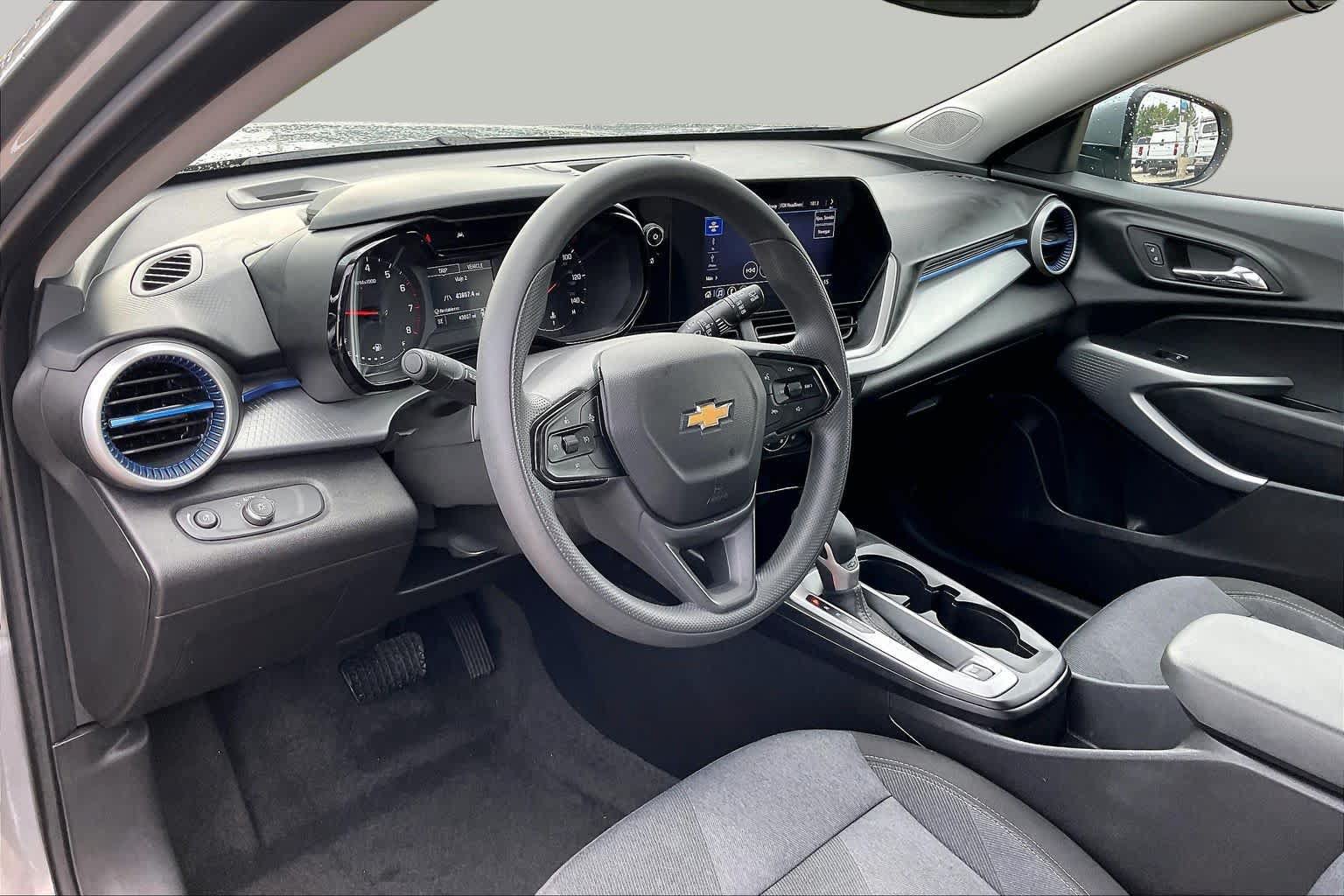 Used 2025 Chevrolet Trax LS w/ LS Convenience Package FWD image 17