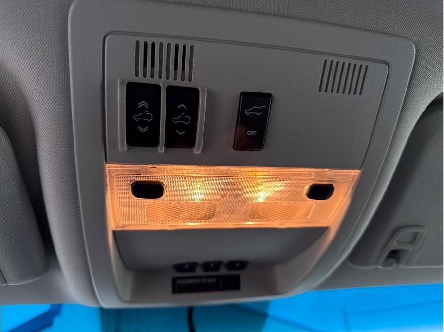 Used 2010 GMC Yukon Denali image 30