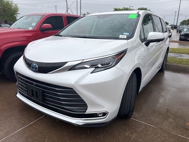 Used 2025 Toyota Sienna Platinum image 6