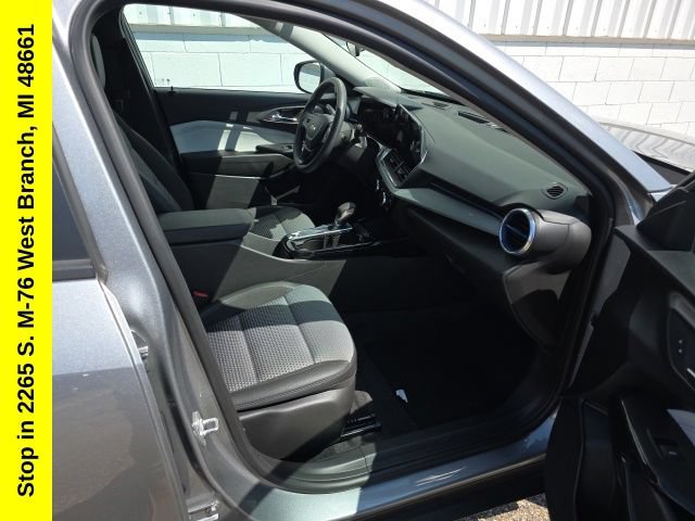 Used 2025 Chevrolet Trax LT FWD image 39