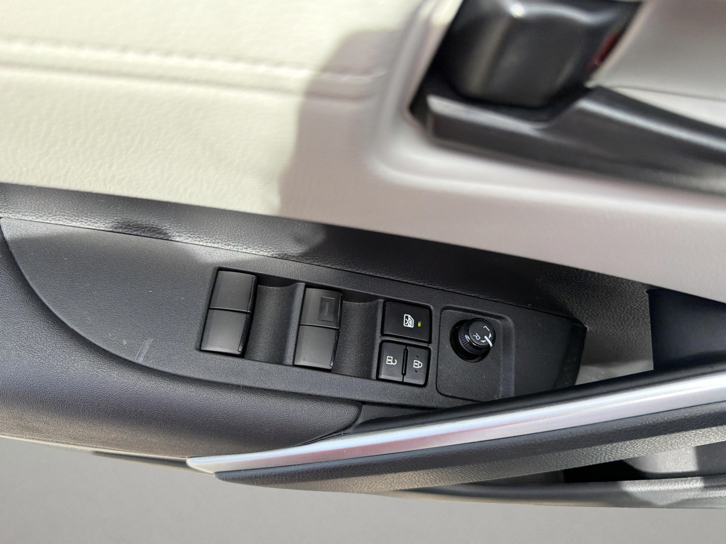 Used 2023 Toyota Corolla Cross L AWD/4WD image 19