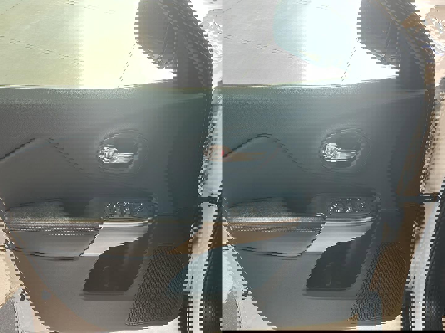 Used 2019 Jeep Cherokee Latitude Plus w/ Comfort/Convenience Group image 15