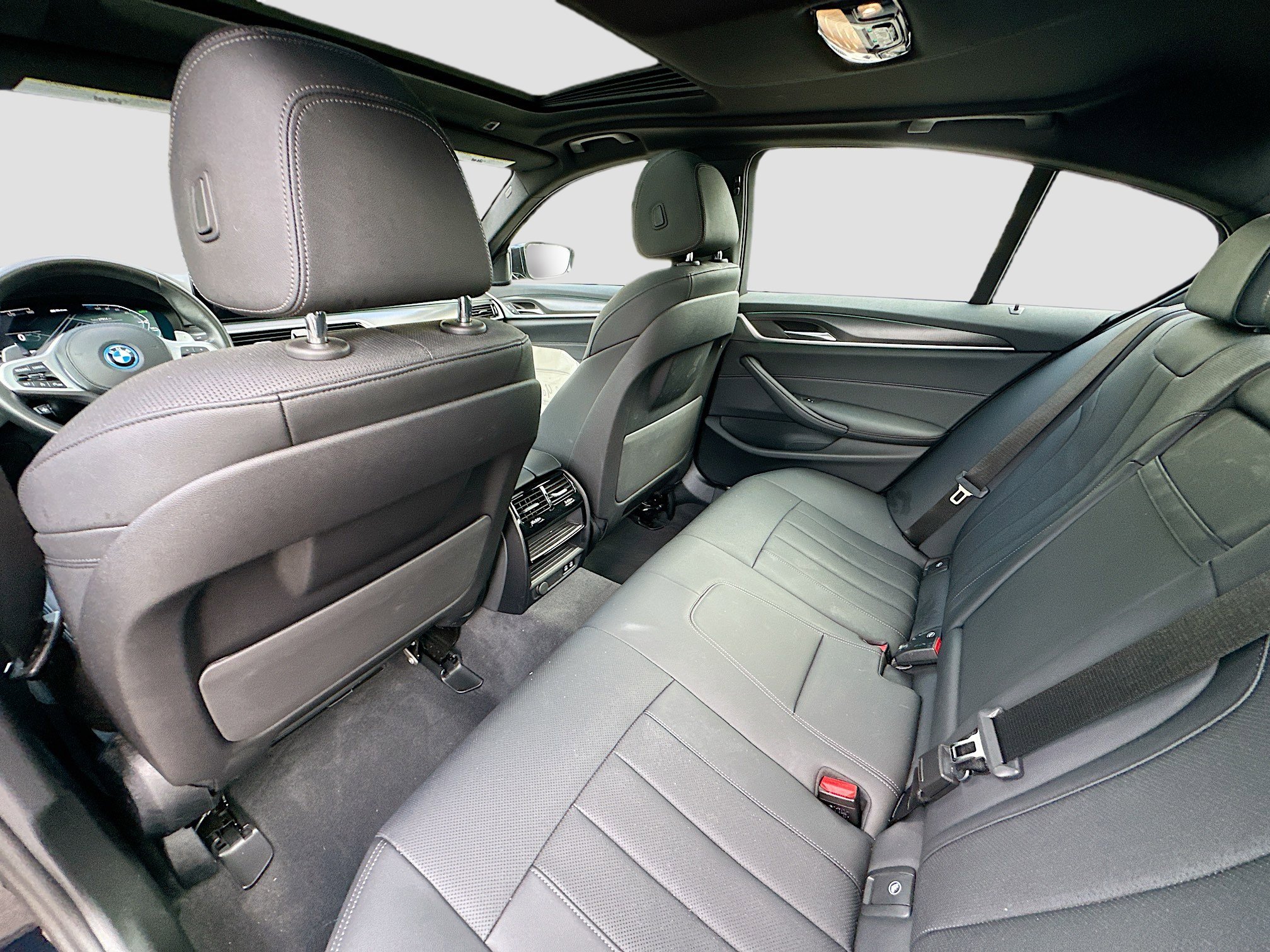 Used 2023 BMW 530e w/ M Sport Package image 27
