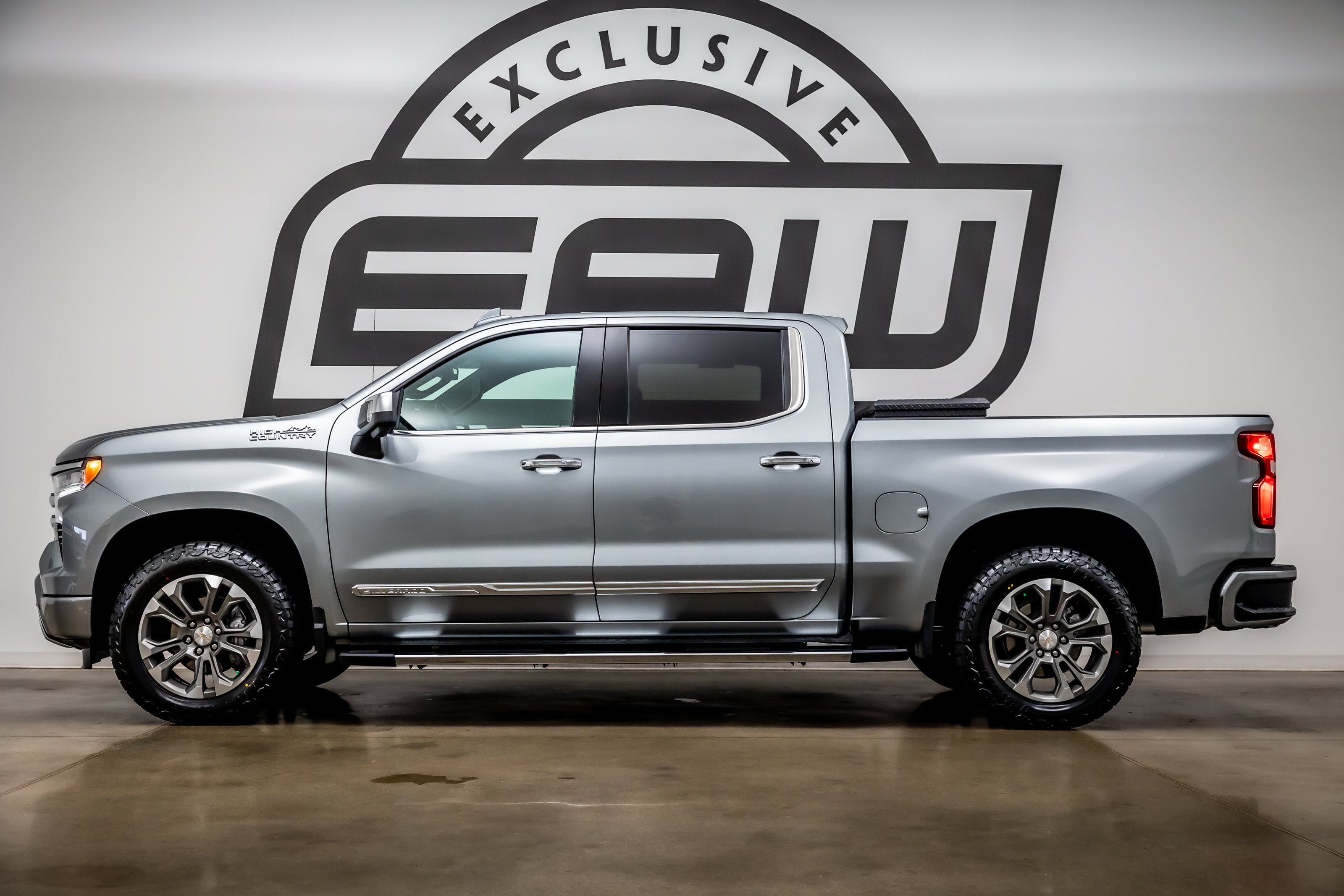 Used 2024 Chevrolet Silverado 1500 High Country w/ Z71 Off-Road Package AWD/4WD image 6