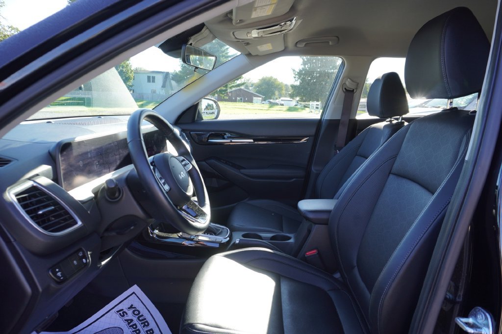 Used 2025 Kia Seltos EX AWD/4WD image 2