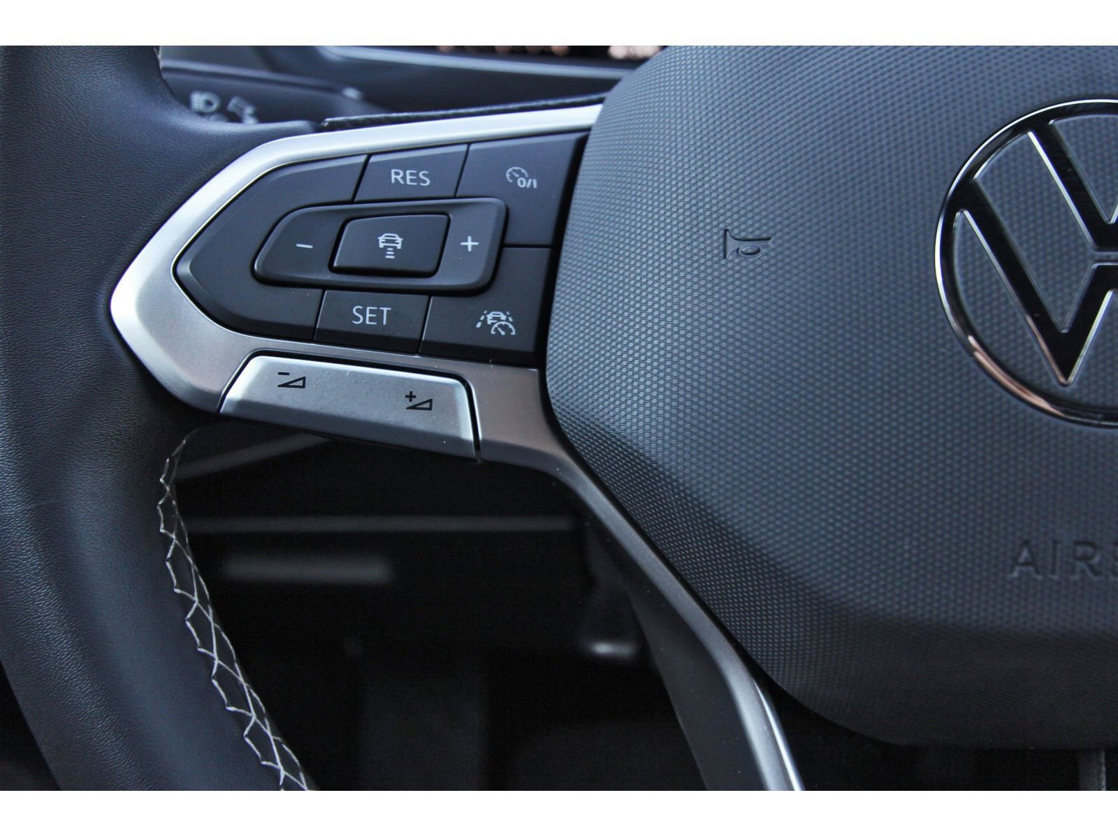 Used 2022 Volkswagen Tiguan SE FWD image 19