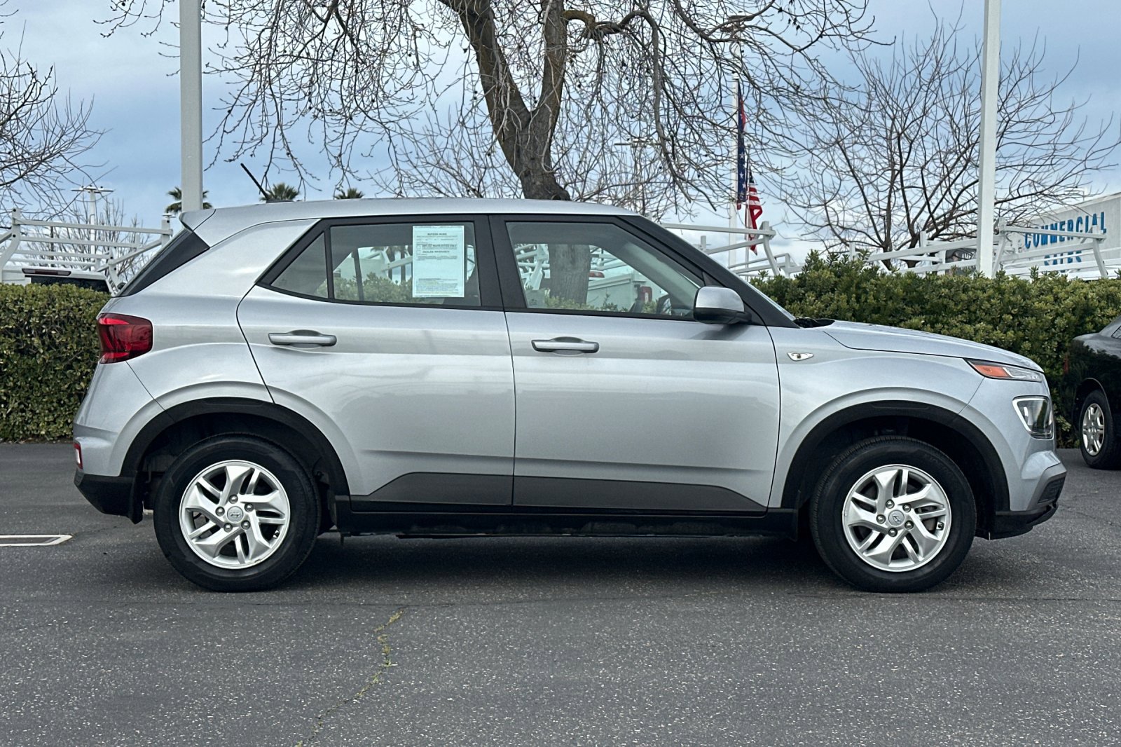 Used 2023 Hyundai Venue SE image 3