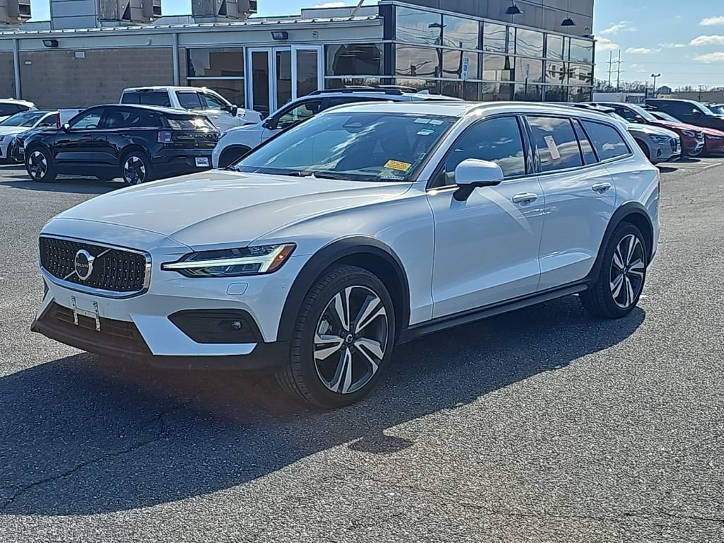 Used 2025 Volvo V60 B5 Cross Country Plus image 15