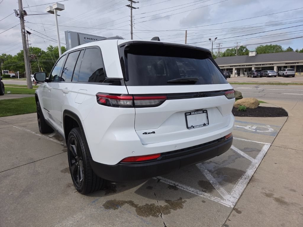 Used 2024 Jeep Grand Cherokee Altitude AWD/4WD image 9