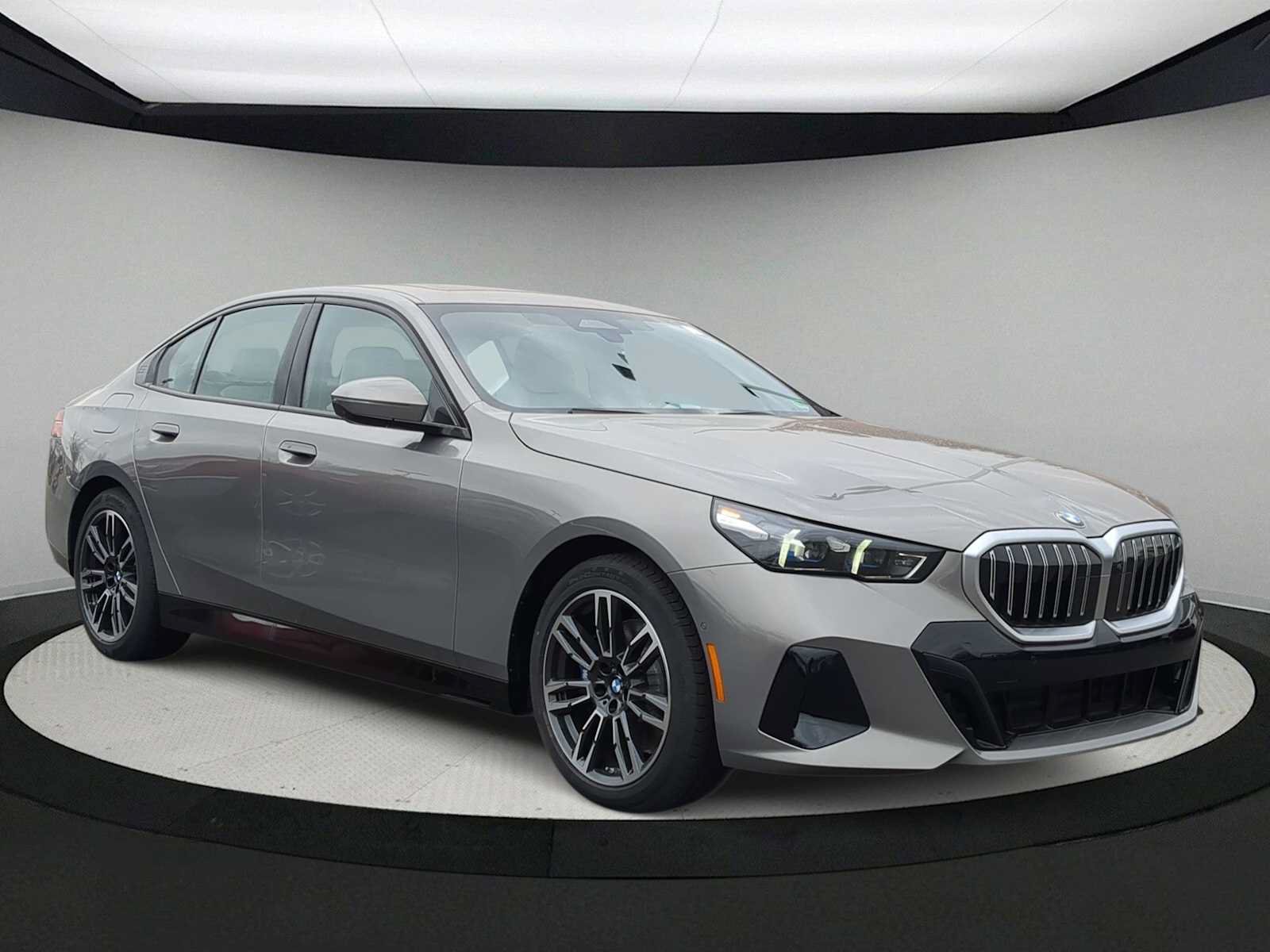 Used 2026 BMW 530i xDrive w/ M Sport Package AWD/4WD image 2