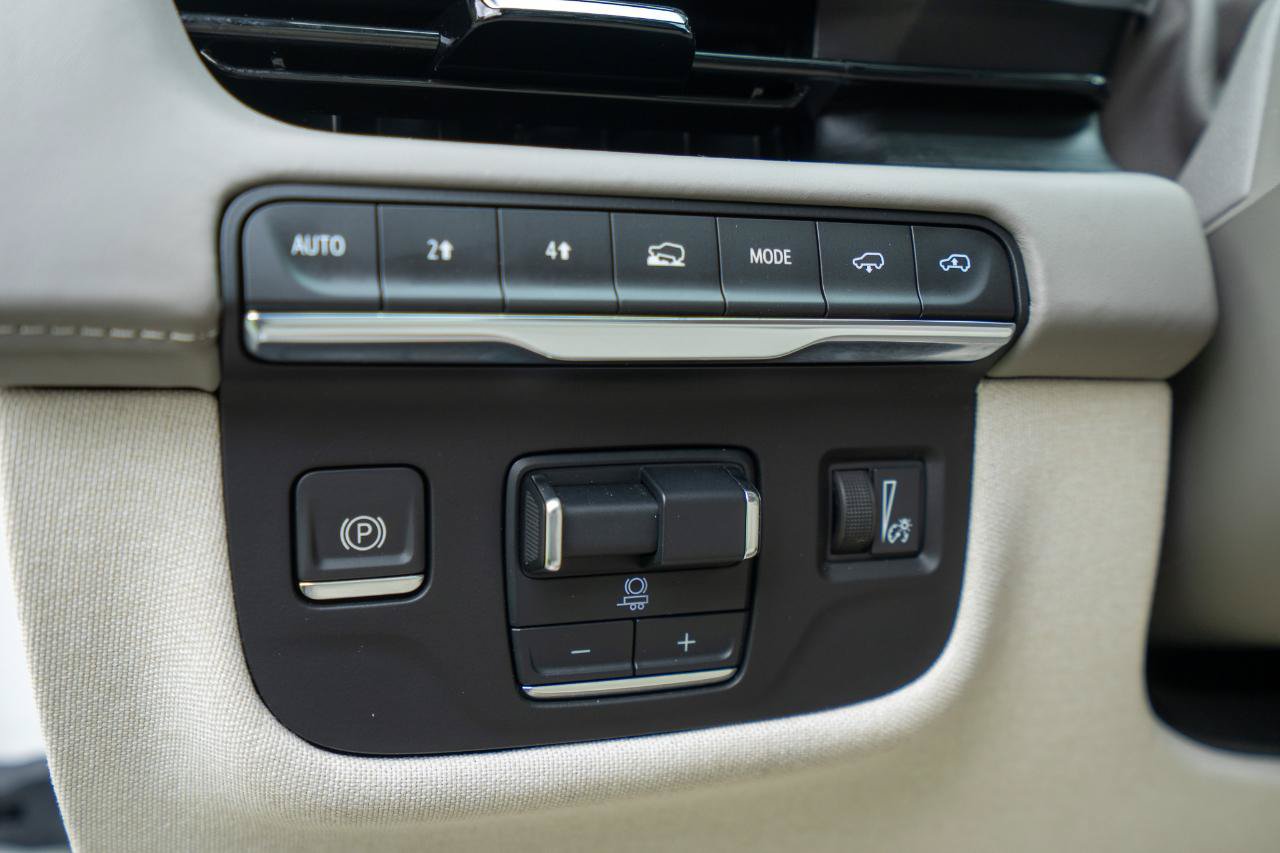 Used 2024 Cadillac Escalade Sport Platinum w/ LPO, ONYX Package AWD/4WD image 21