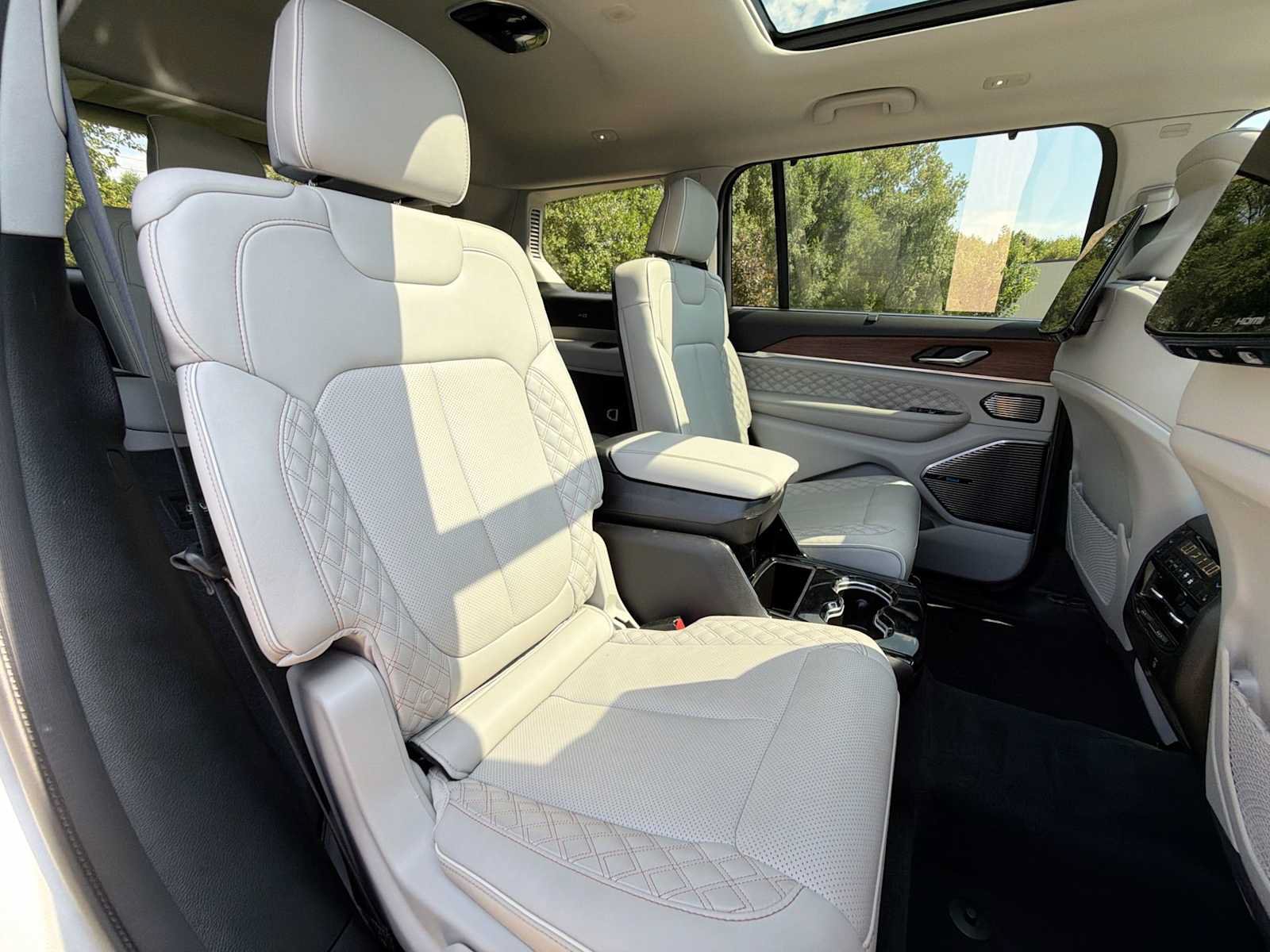 Used 2023 Jeep Grand Cherokee L Summit w/ Advanced Protech Group IV AWD/4WD image 18