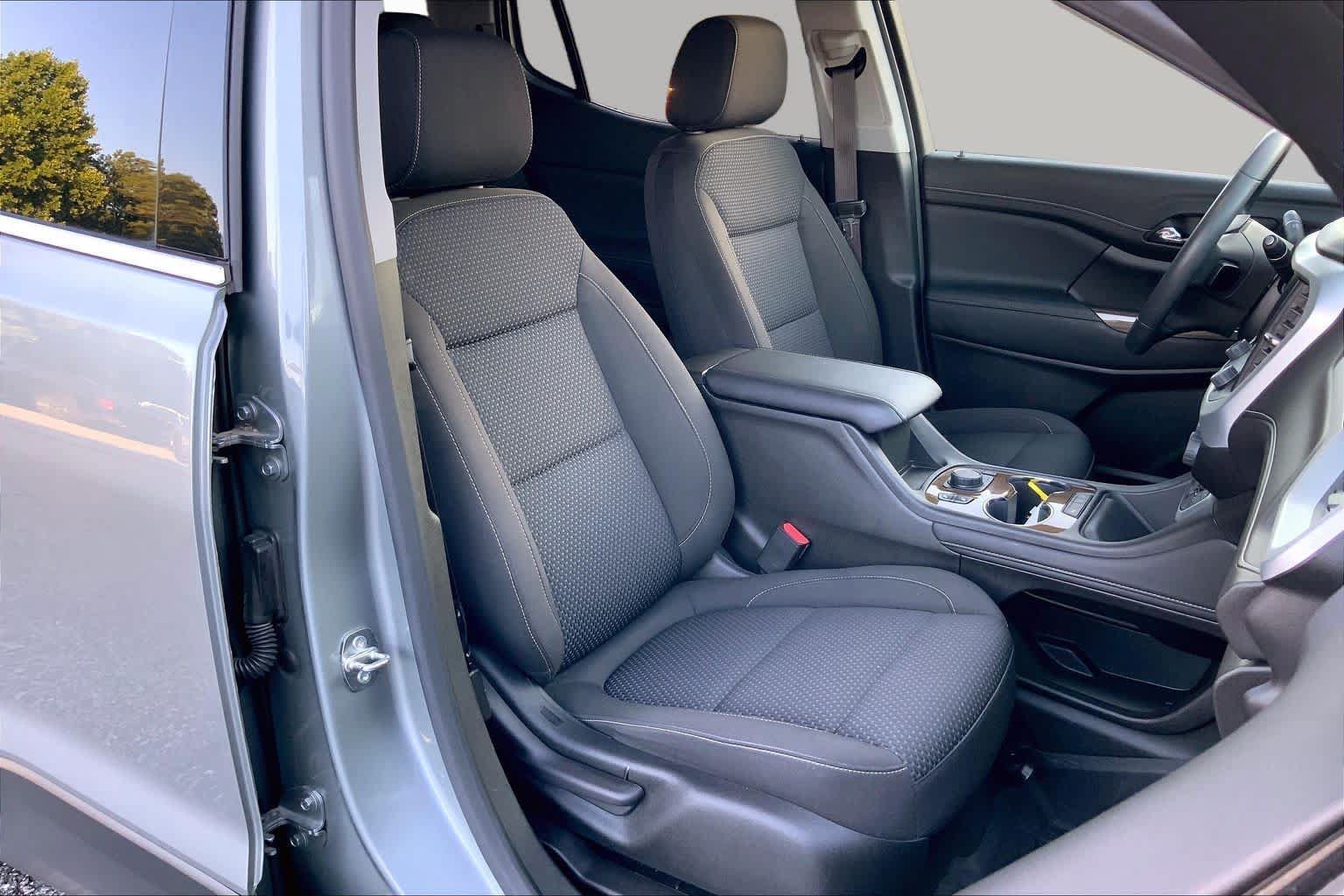 Used 2023 GMC Acadia SLE w/ Driver Convenience Package FWD image 9