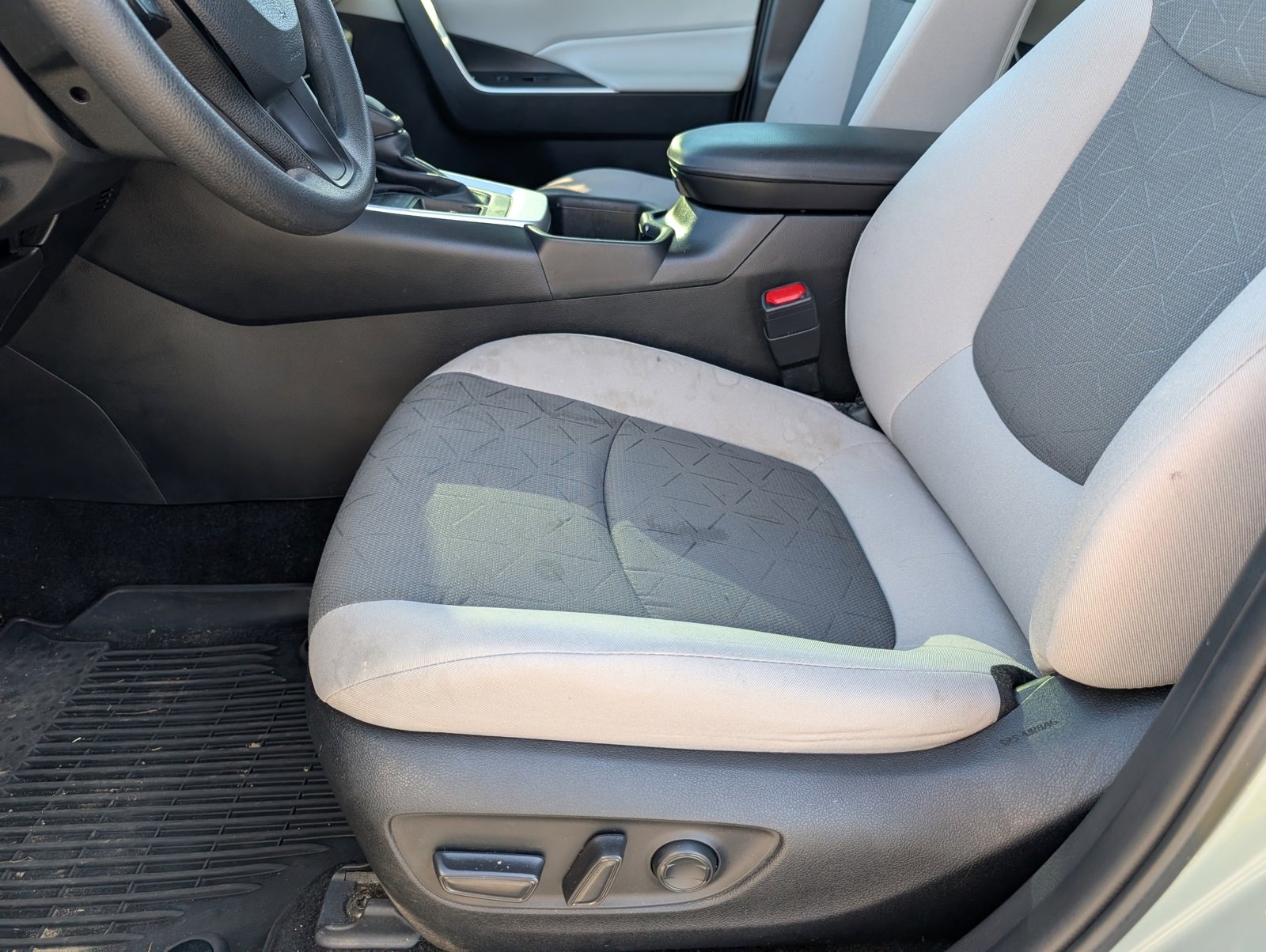 Used 2023 Toyota RAV4 XLE image 7