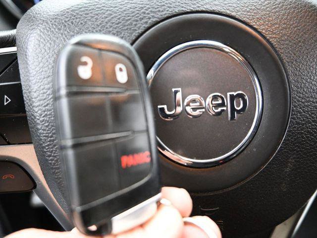 Certified 2022 Jeep Grand Cherokee Laredo E AWD/4WD image 40