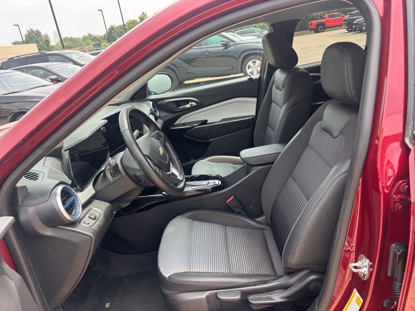 Used 2025 Chevrolet Trax LT w/ LT Convenience Package FWD image 25