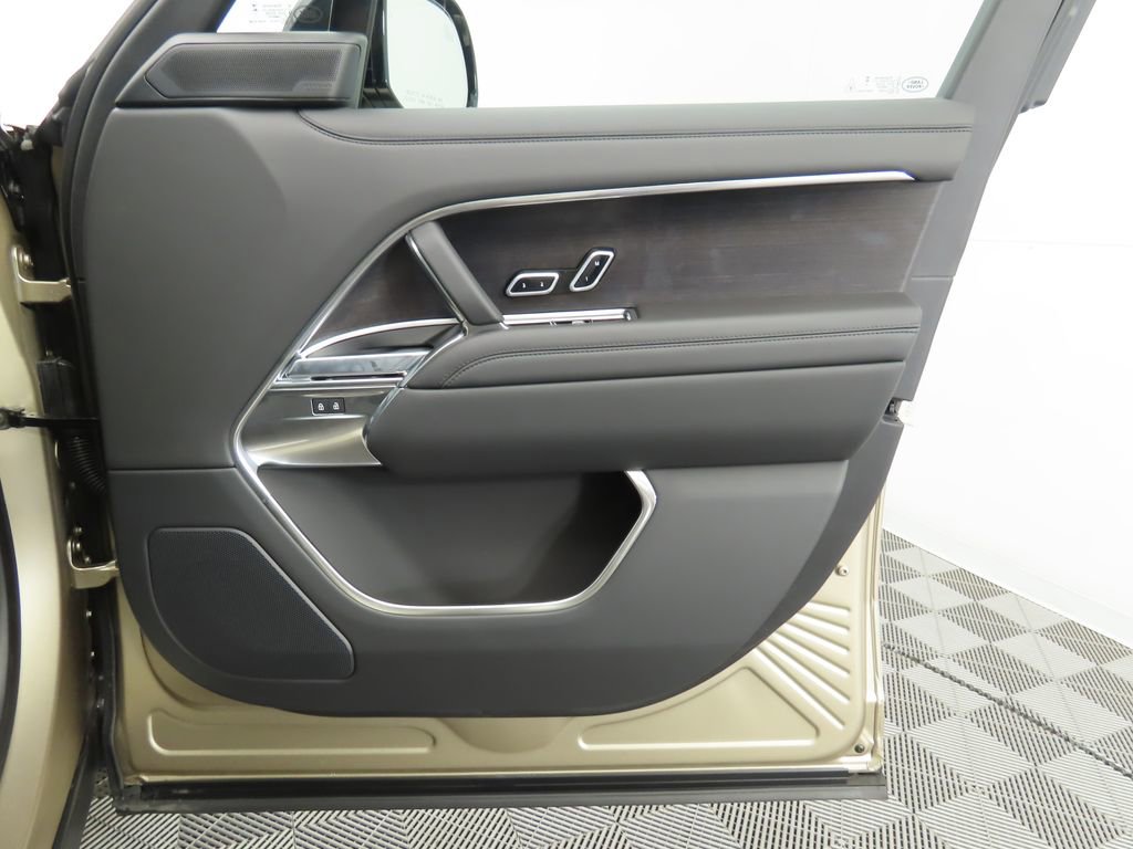 New 2025 Land Rover Range Rover SE image 26
