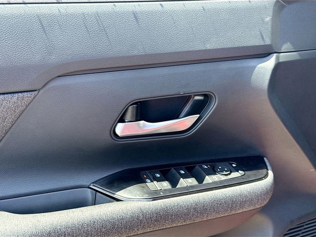 Used 2025 Nissan Kicks SV w/ Charging Package image 16