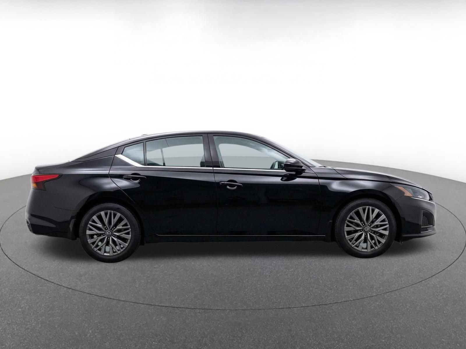 Used 2025 Nissan Altima 2.5 SV FWD image 13
