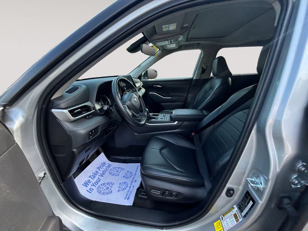 Used 2024 Toyota Highlander XLE AWD/4WD image 9