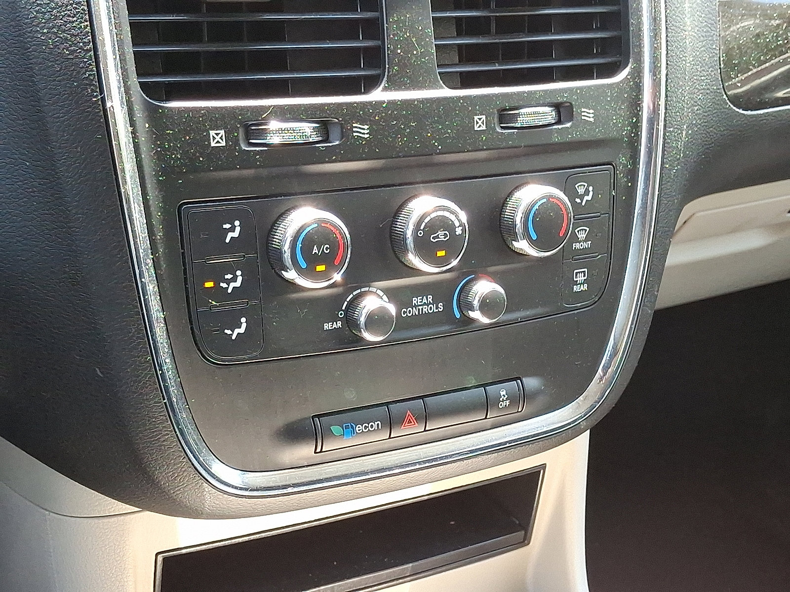 Used 2016 Dodge Grand Caravan SXT image 18