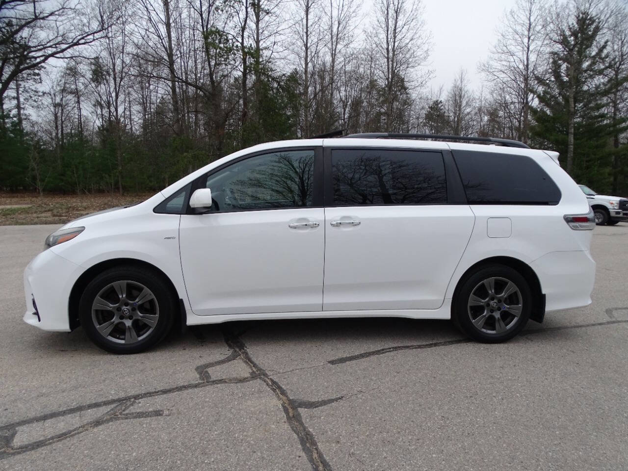 Used 2019 Toyota Sienna SE Premium AWD/4WD image 9