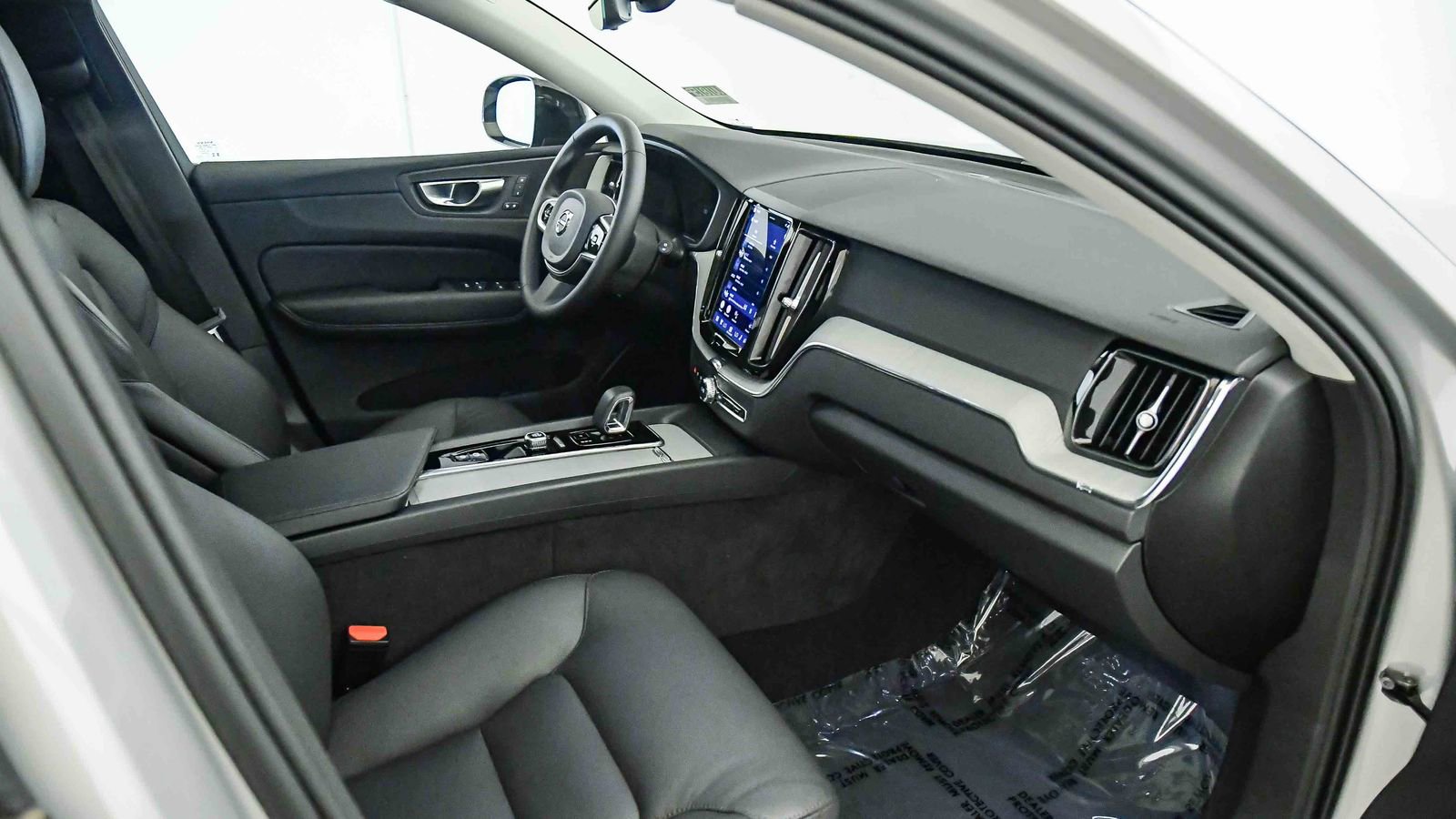 Certified 2025 Volvo XC60 B5 Plus image 16