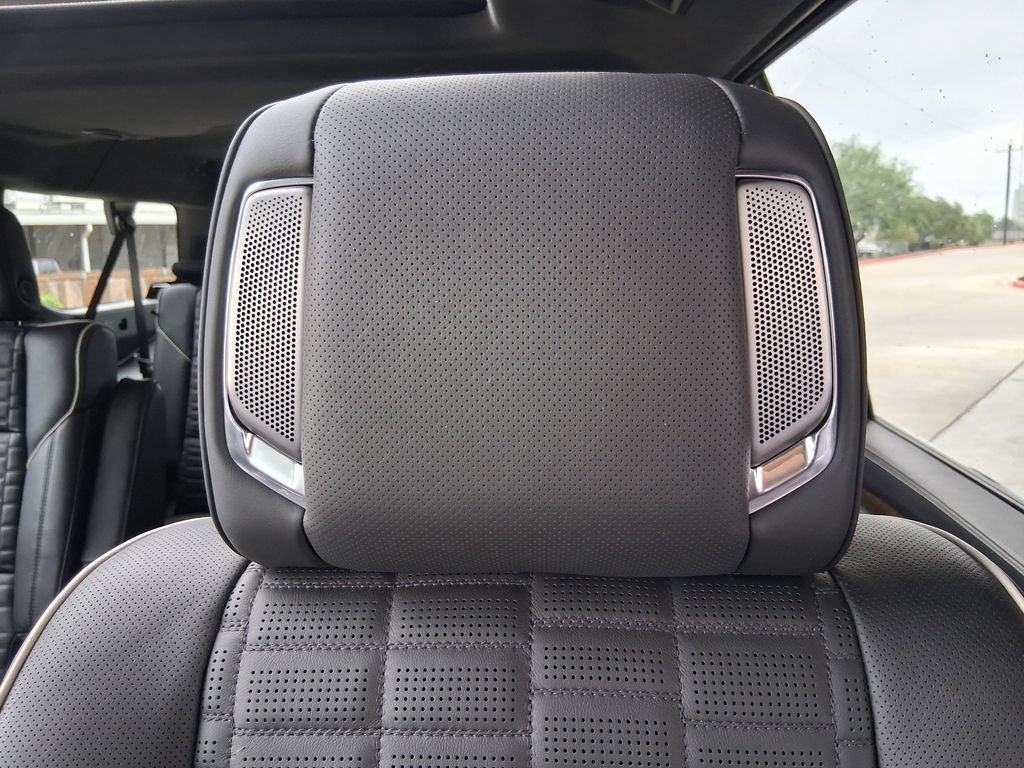 Certified 2025 Cadillac Escalade ESV Sport Platinum w/ LPO, Floor Liner Package AWD/4WD image 21