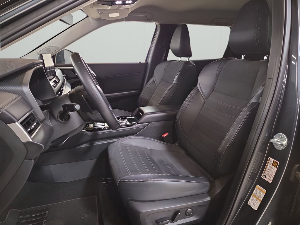 Used 2025 Mitsubishi Outlander SE image 9