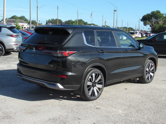 New 2025 Mitsubishi Outlander SE image 3