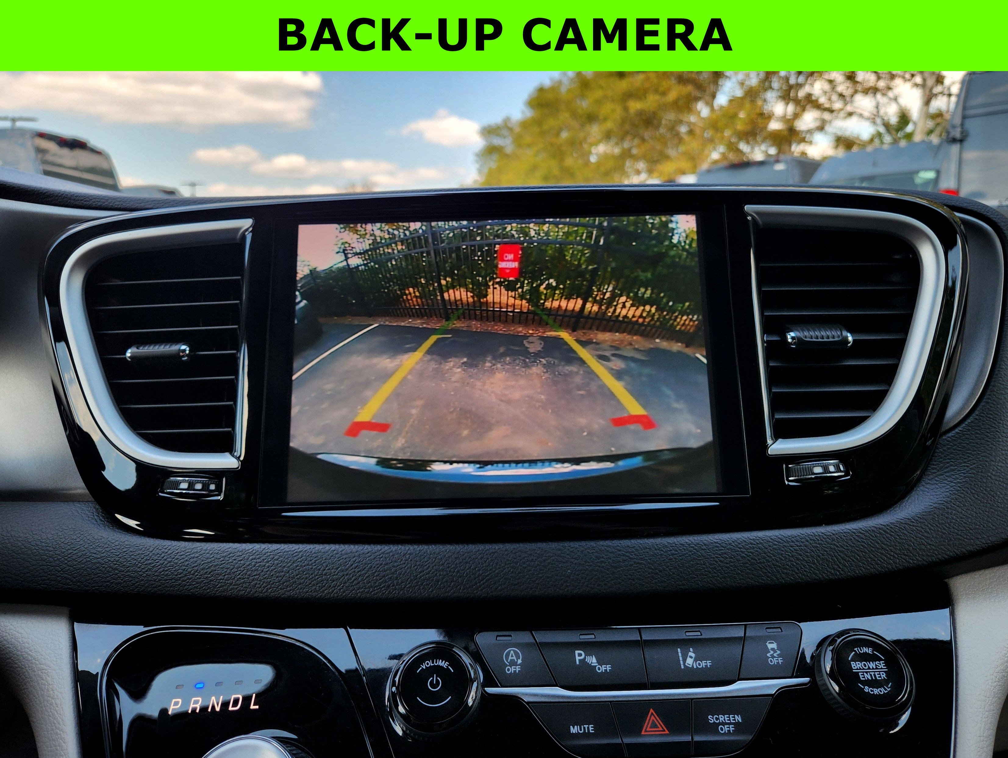 Used 2024 Chrysler Pacifica Touring-L image 22