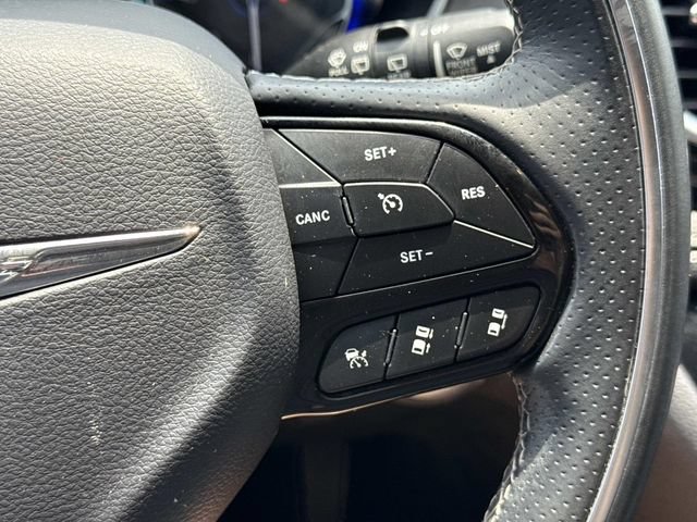 Used 2018 Chrysler Pacifica Limited w/ Advanced Safetytec Group FWD image 24