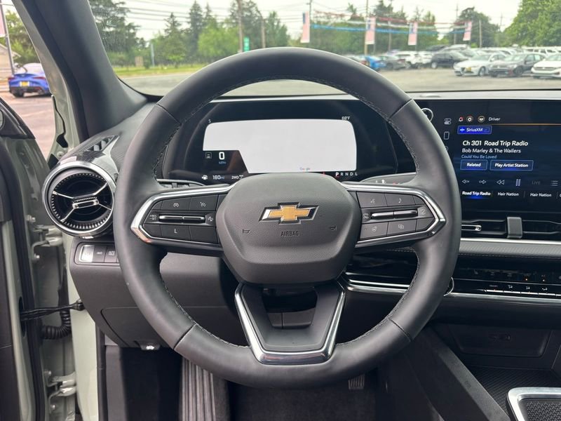Used 2025 Chevrolet Equinox LT w/ Safety and Technology Package image 9
