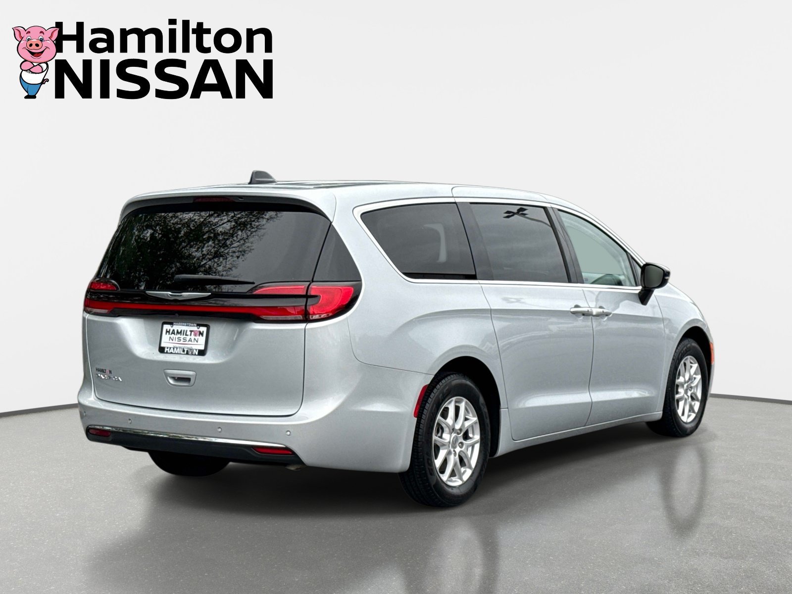 Used 2024 Chrysler Pacifica Touring-L FWD image 2