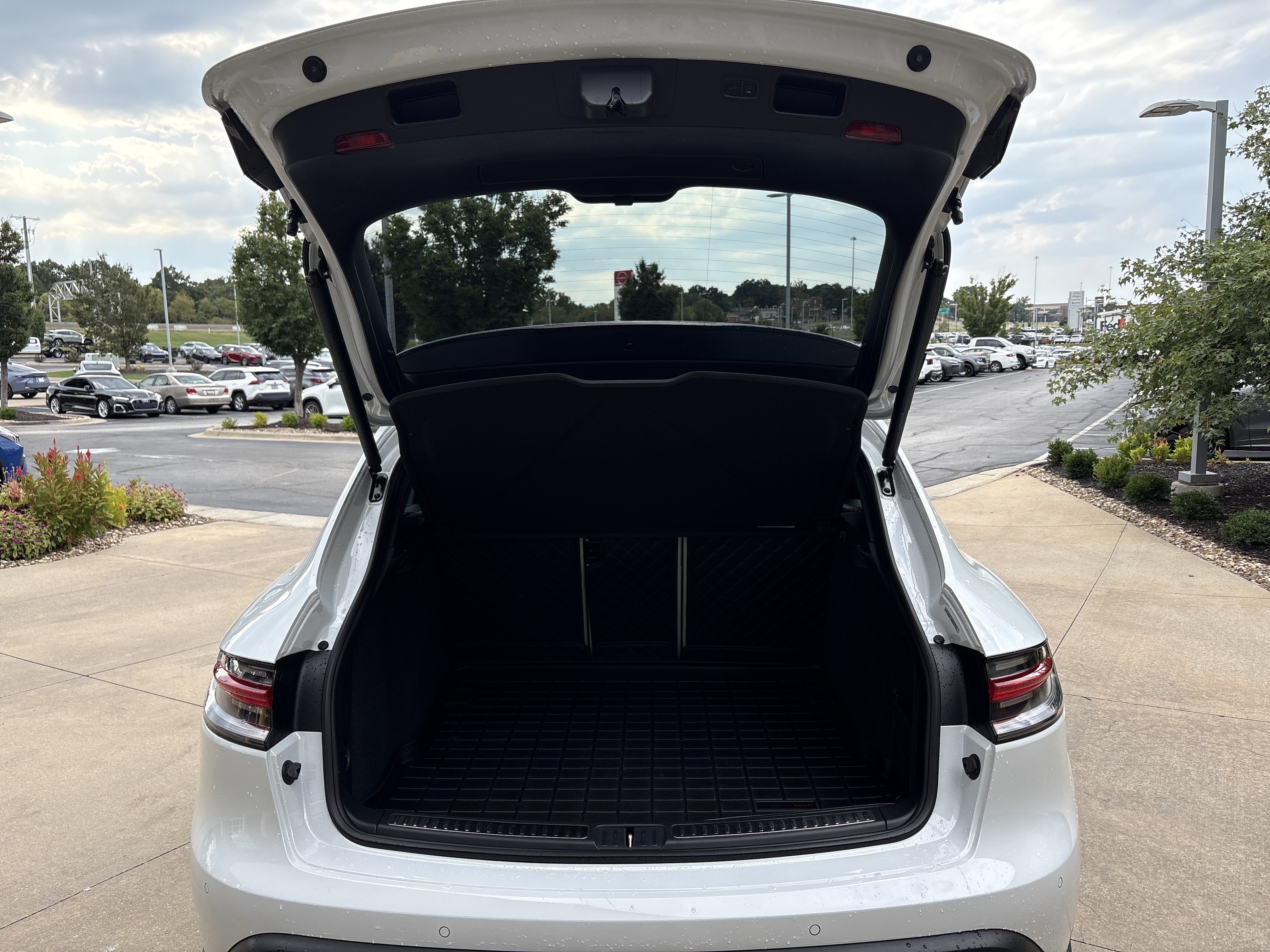 Used 2023 Porsche Macan AWD/4WD image 32