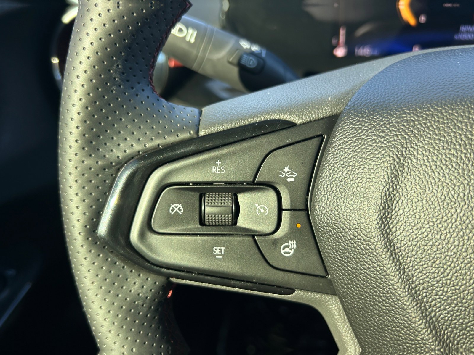 Used 2025 Chevrolet Trax RS w/ Sunroof Package image 25