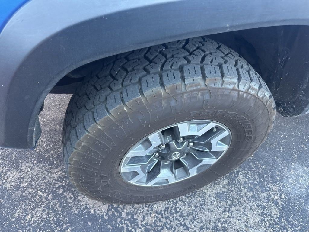 Used 2017 Toyota Tacoma TRD Off-Road AWD/4WD image 3