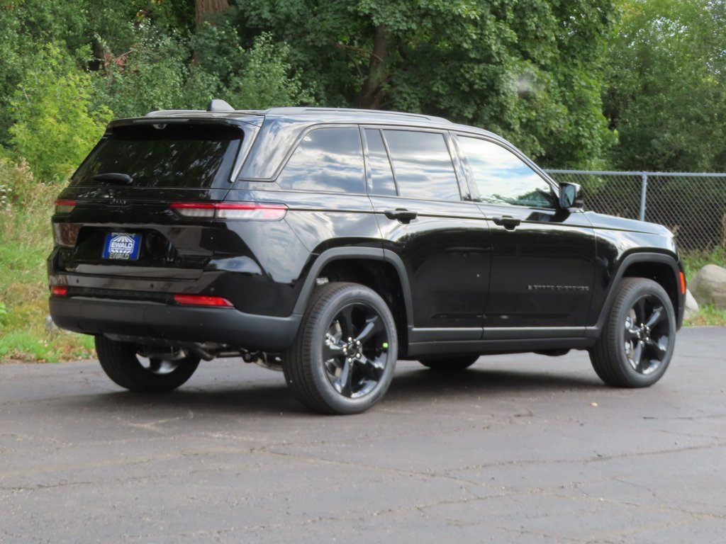 New 2025 Jeep Grand Cherokee Limited w/ Luxury Tech Group II image 3